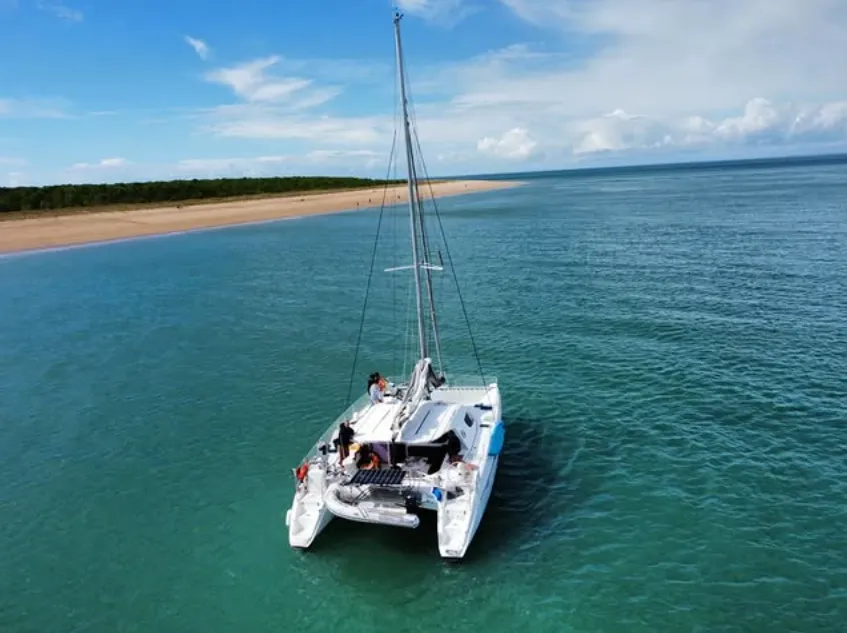 Bateau Pili Pili en navigation vu du ciel